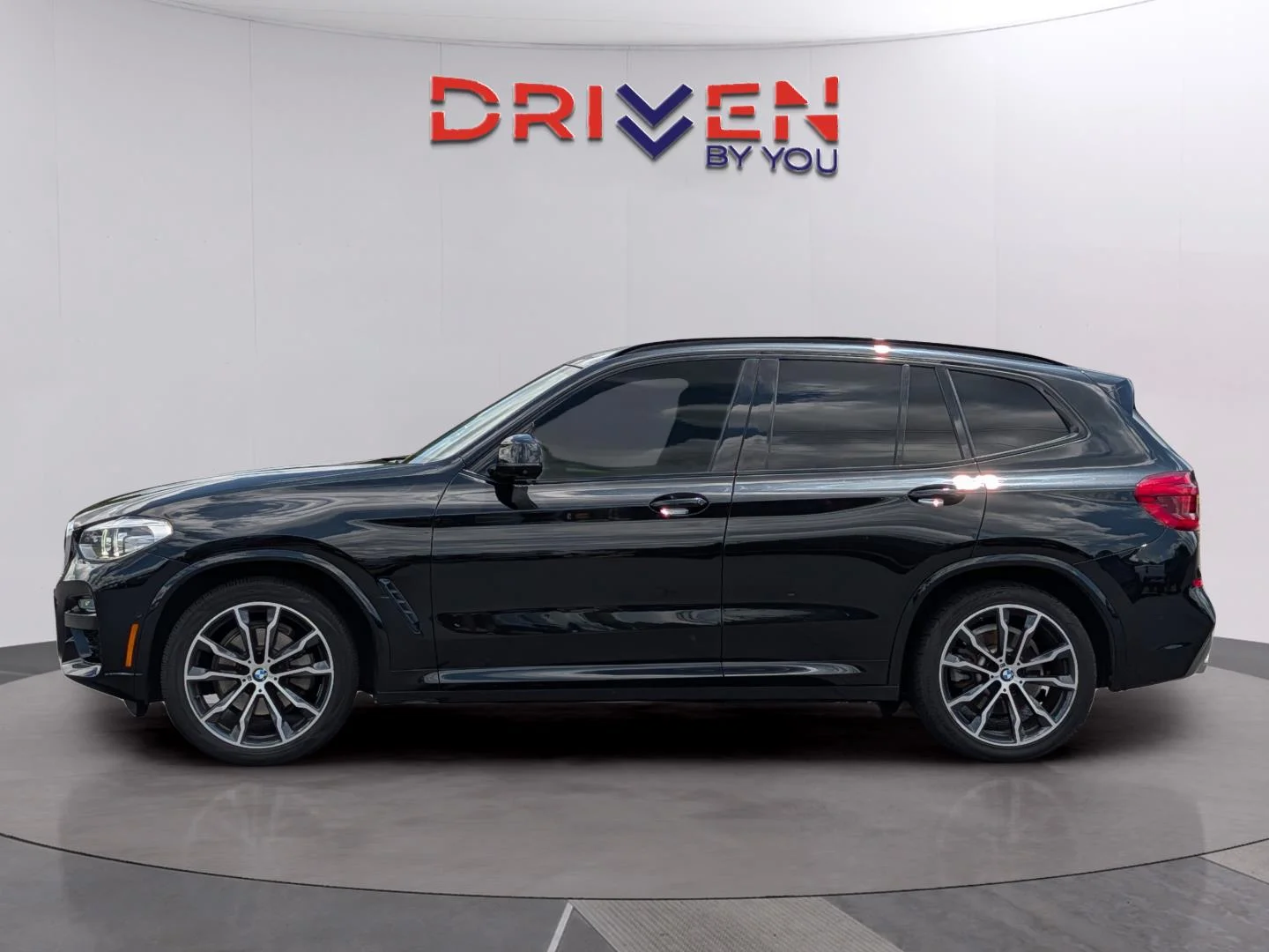 Used 2020 Black Sapphire Metallic BMW sDrive30i image 2