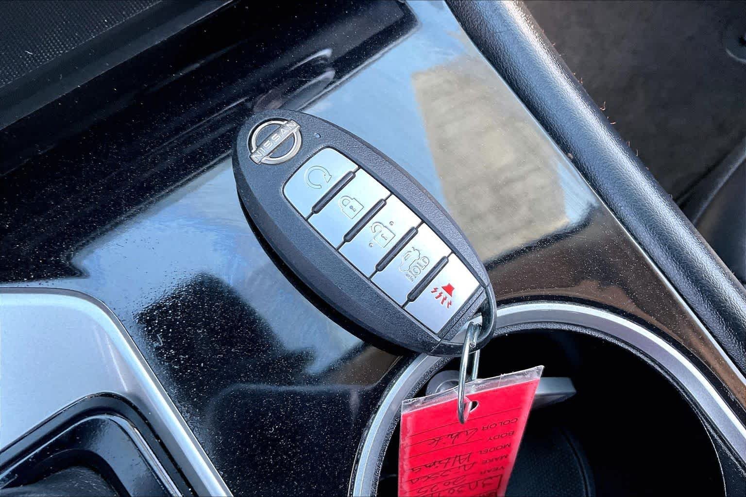 Used 2025 Glacier White Nissan SR image 14