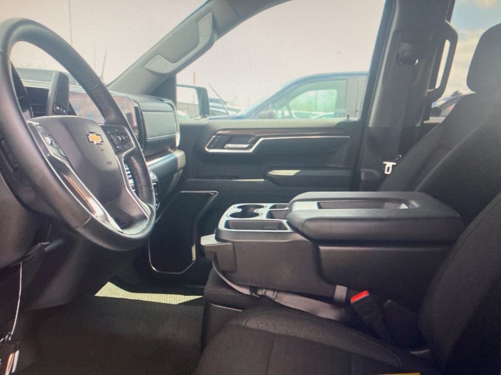 Used 2025 Gray Chevrolet LT image 9
