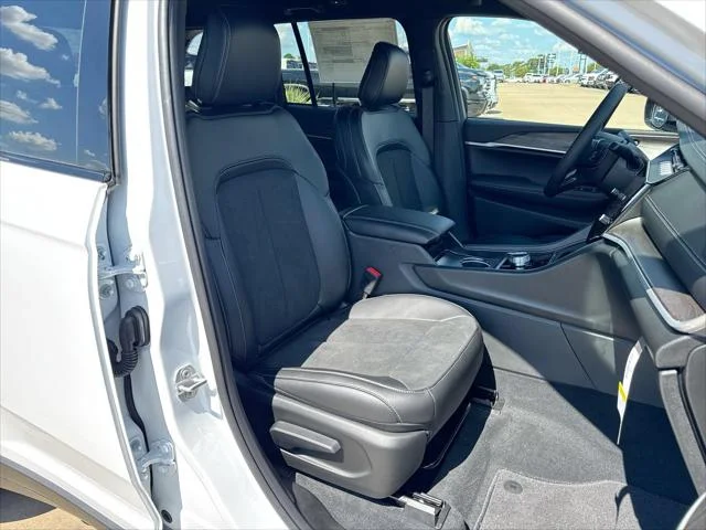 New 2027 Bright White Clear-Coat Paint Jeep Laredo Altitude image 24