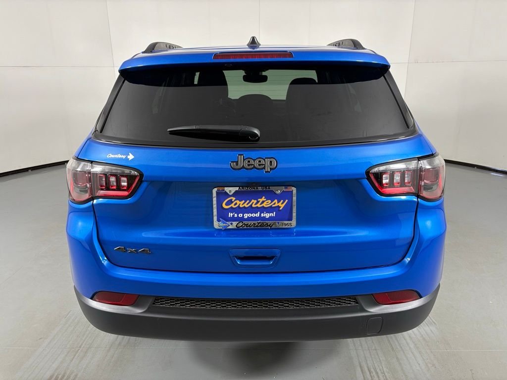 New 2026 Hydro Blue Pearl-Coat Exterior Paint Jeep Latitude image 7