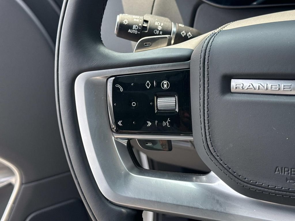 Used 2024 White Land Rover SE image 7