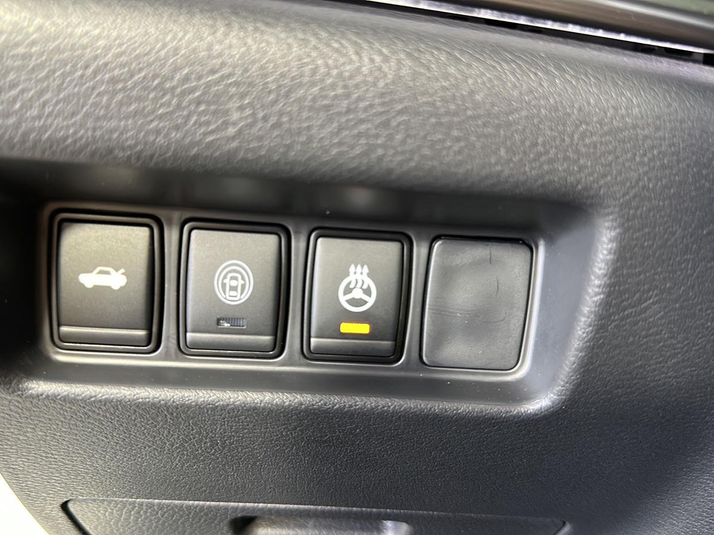 Used 2023 Pearl White Tricoat Nissan SR image 9