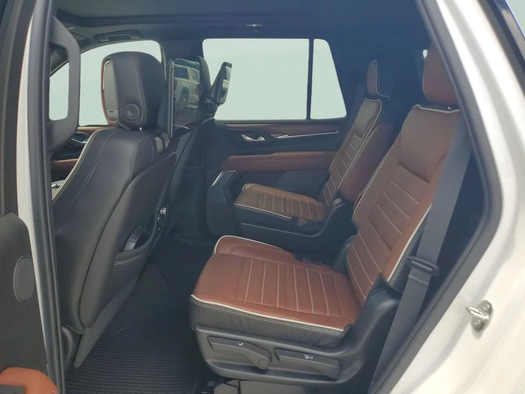 Used 2024 White Frost Tricoat GMC Denali Ultimate image 10