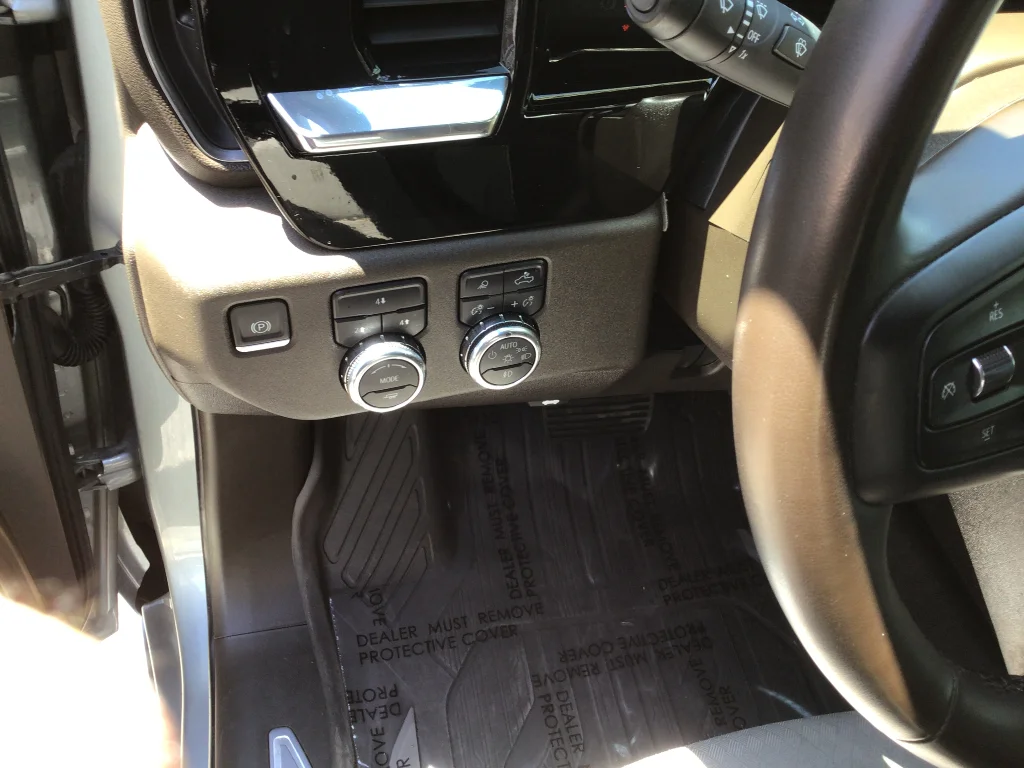 Used 2025 Sterling Metallic GMC SLE image 13