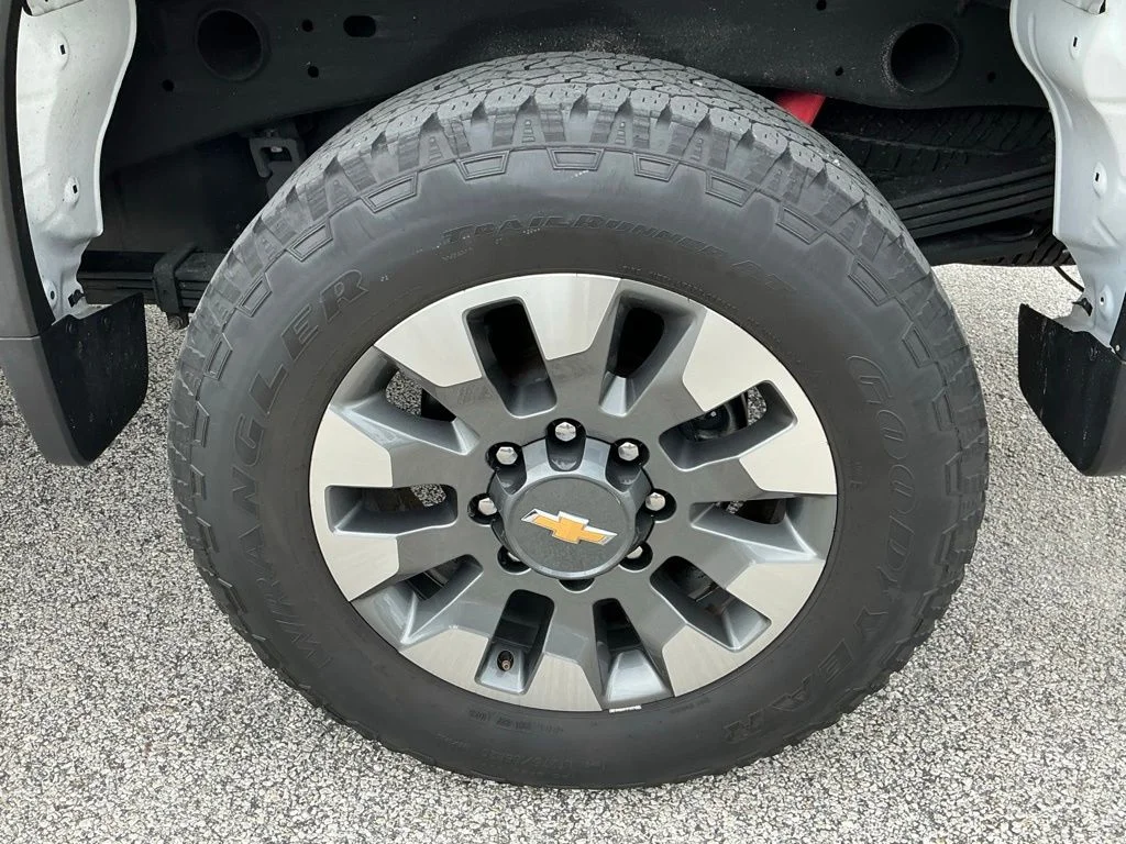 Used 2024 White Chevrolet Custom image 28