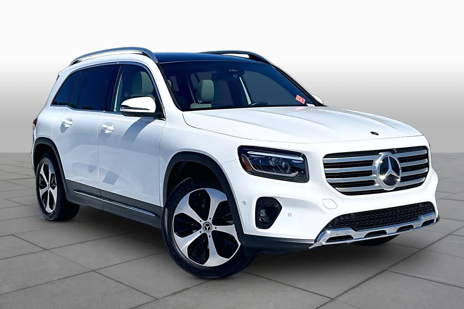 Used 2026 Polar White Mercedes-Benz GLB 250 image 3