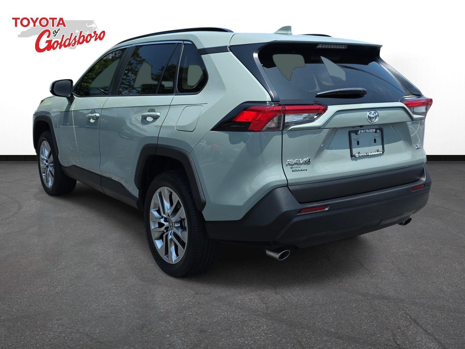 Used 2023  Toyota XLE Premium image 7