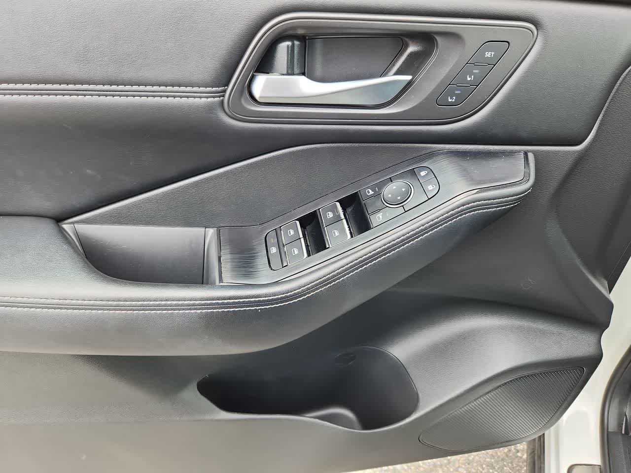 Used 2023 Pearl White Tricoat Nissan SL image 13