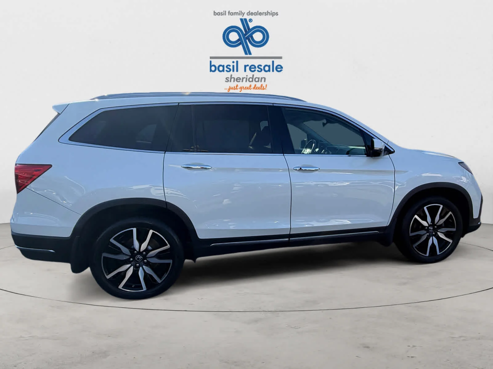 Used 2019 White Diamond Pearl Honda Touring 7-Passenger image 9