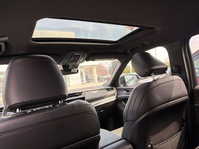 New 2026 Diamond Black Crystal Pearl-Coat Exterior Paint Jeep Laredo image 10