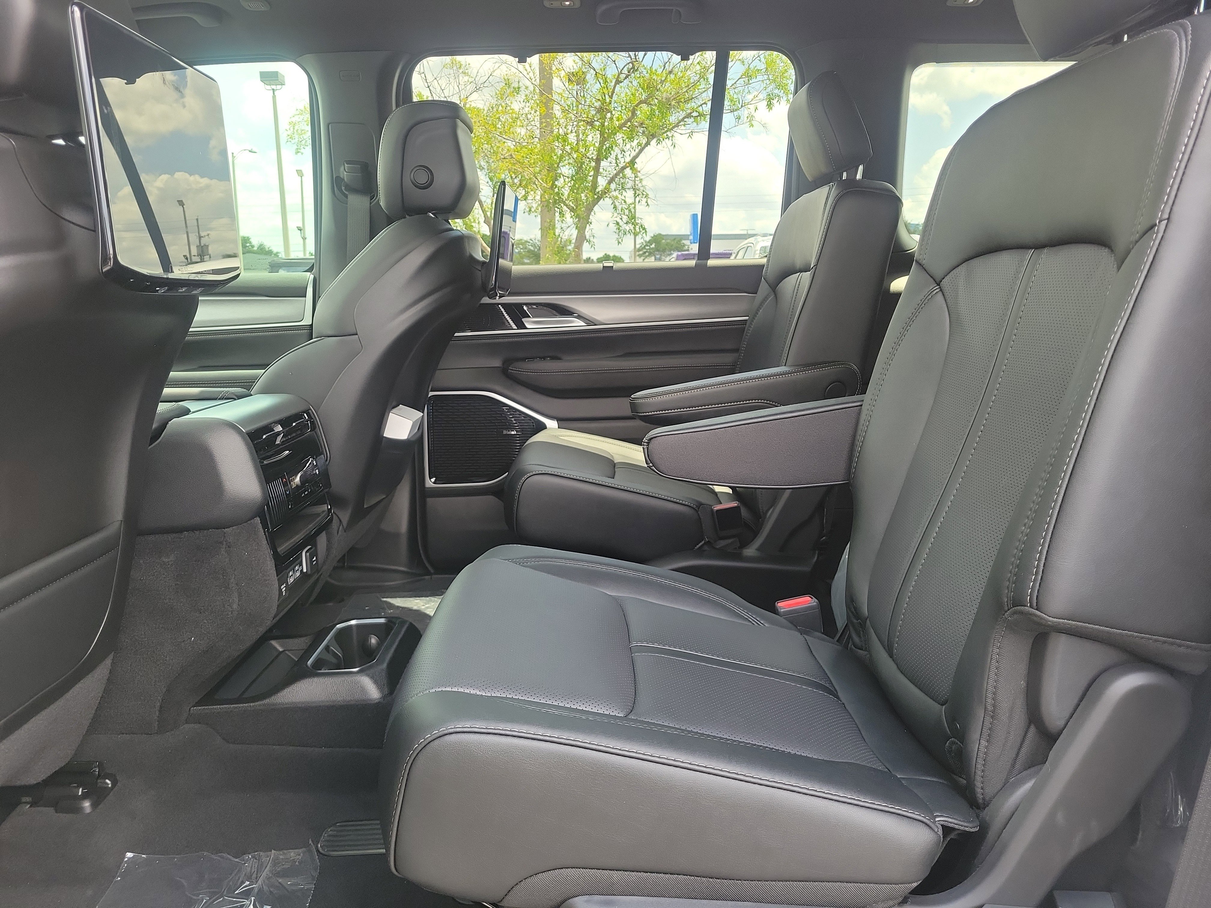 New 2026 Bright White Clear-Coat Exterior Paint Jeep Limited Reserve image 9