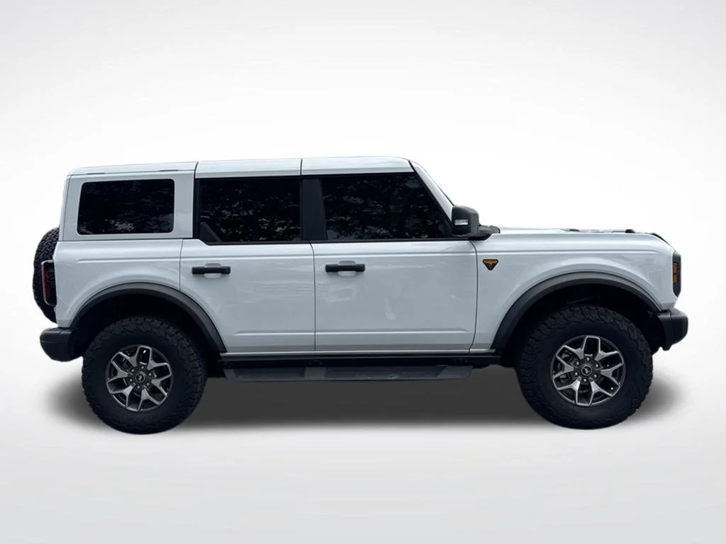 Used 2025 Oxford White Ford Badlands image 4