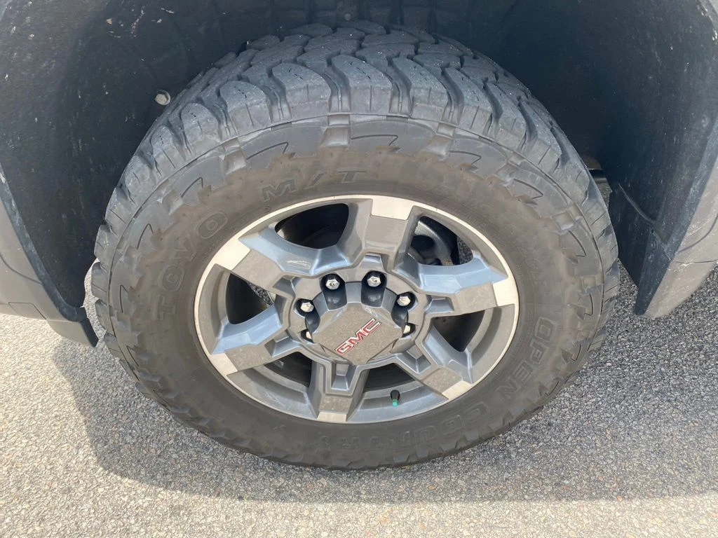 Used 2025 White GMC SLT image 28