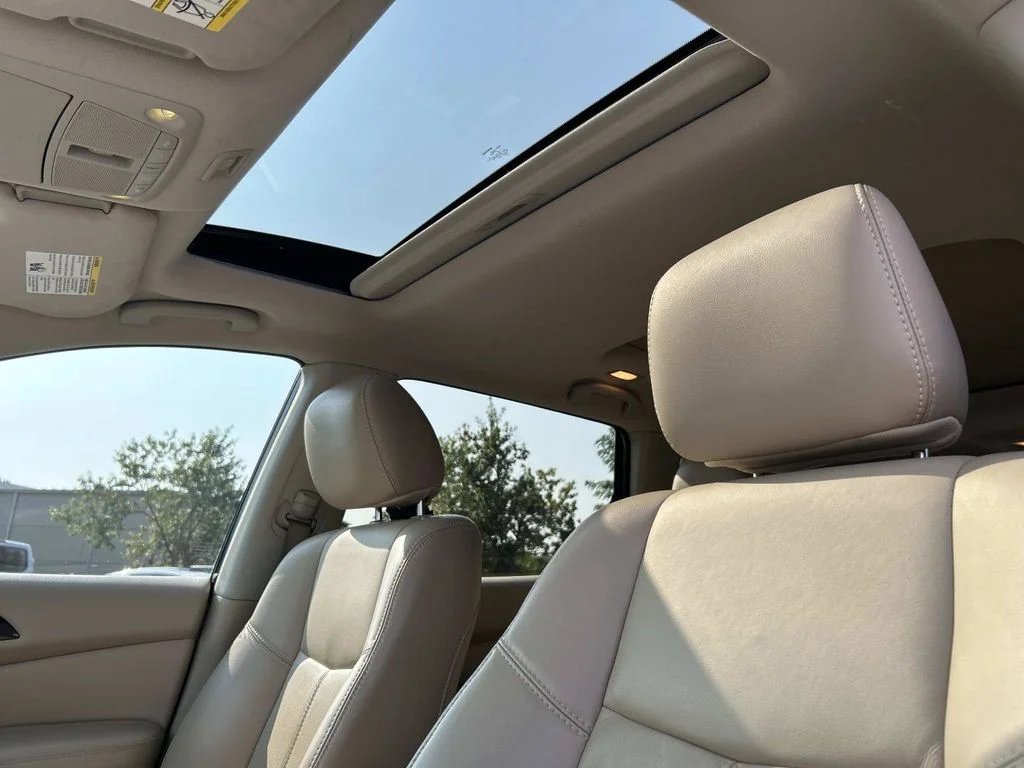 Used 2015 White Nissan SL image 25