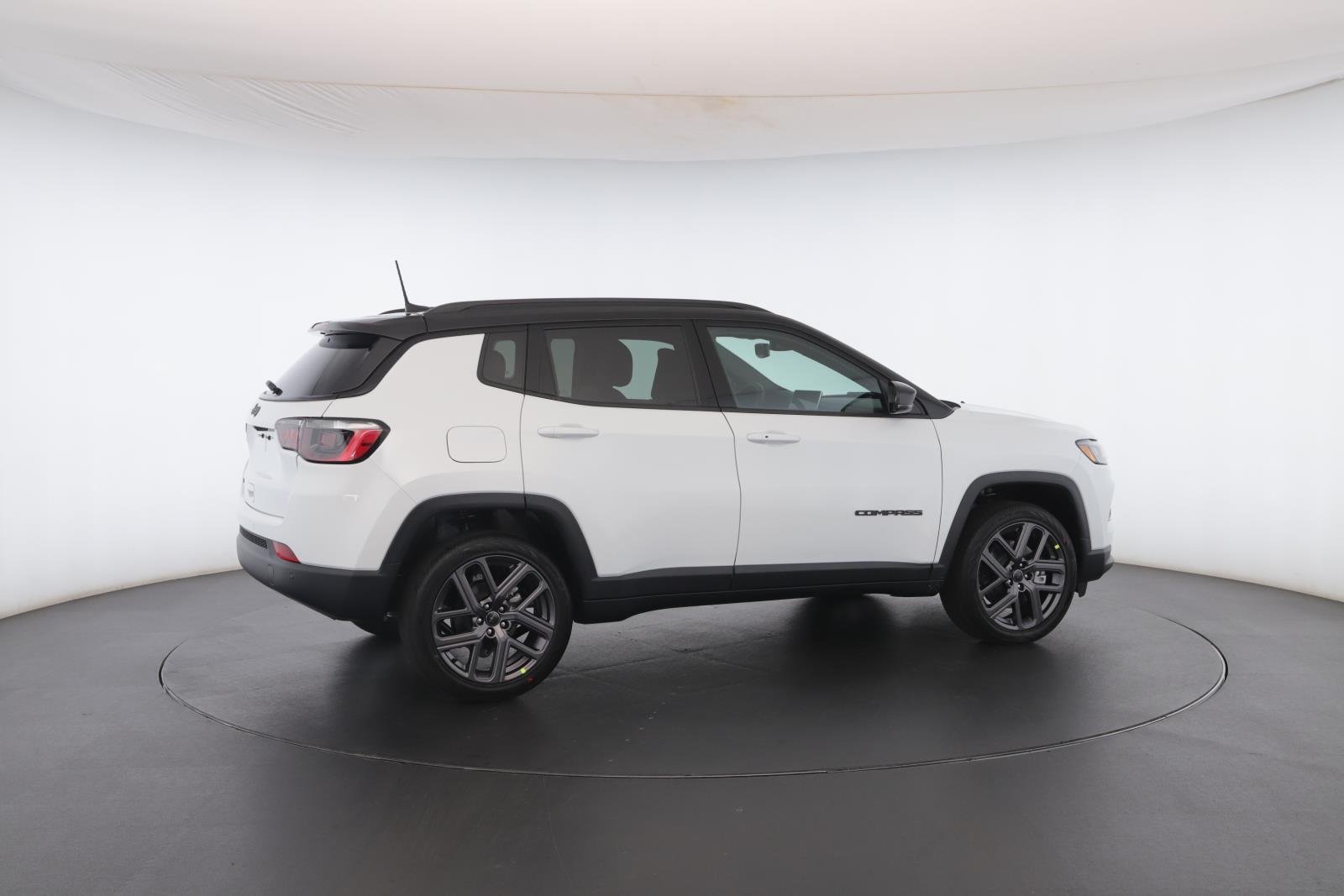 New 2026 Bright White Clear-Coat Exterior Paint Jeep Limited Altitude 4x4 image 28