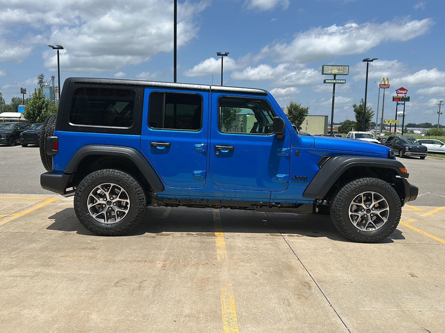 New 2026 Hydro Blue Pearl-Coat Exterior Paint Jeep Sport S image 4