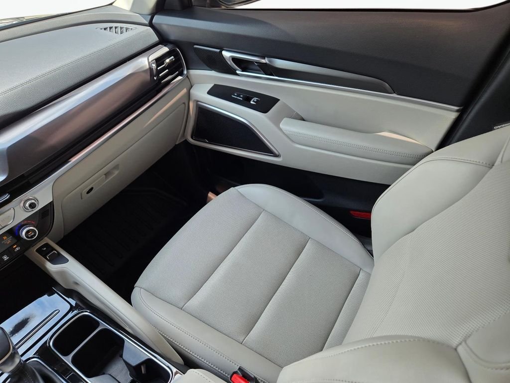 Used 2025 Black Kia S image 21