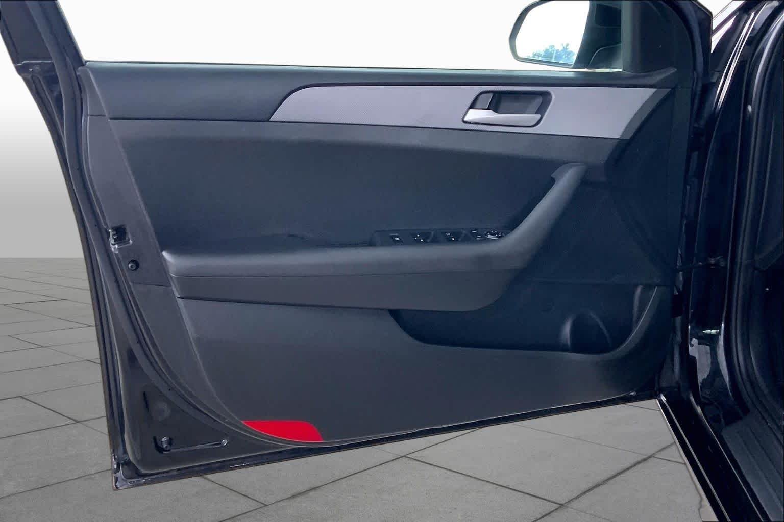 Used 2019 Phantom Black Hyundai SE image 21