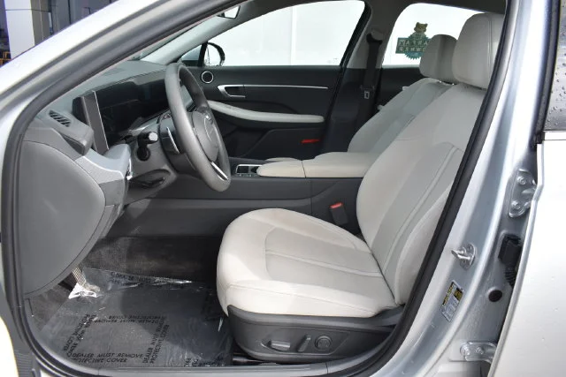 Used 2025 Silver Hyundai SEL image 11