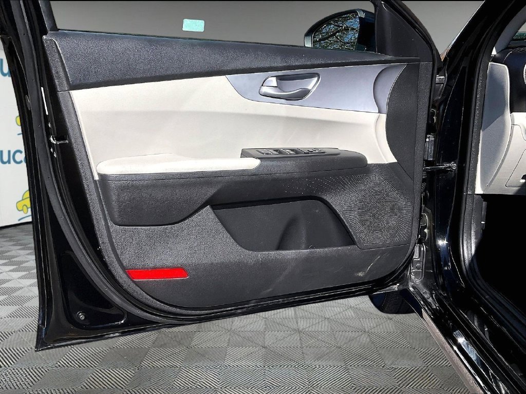 Used 2023 Black Kia LXS image 9