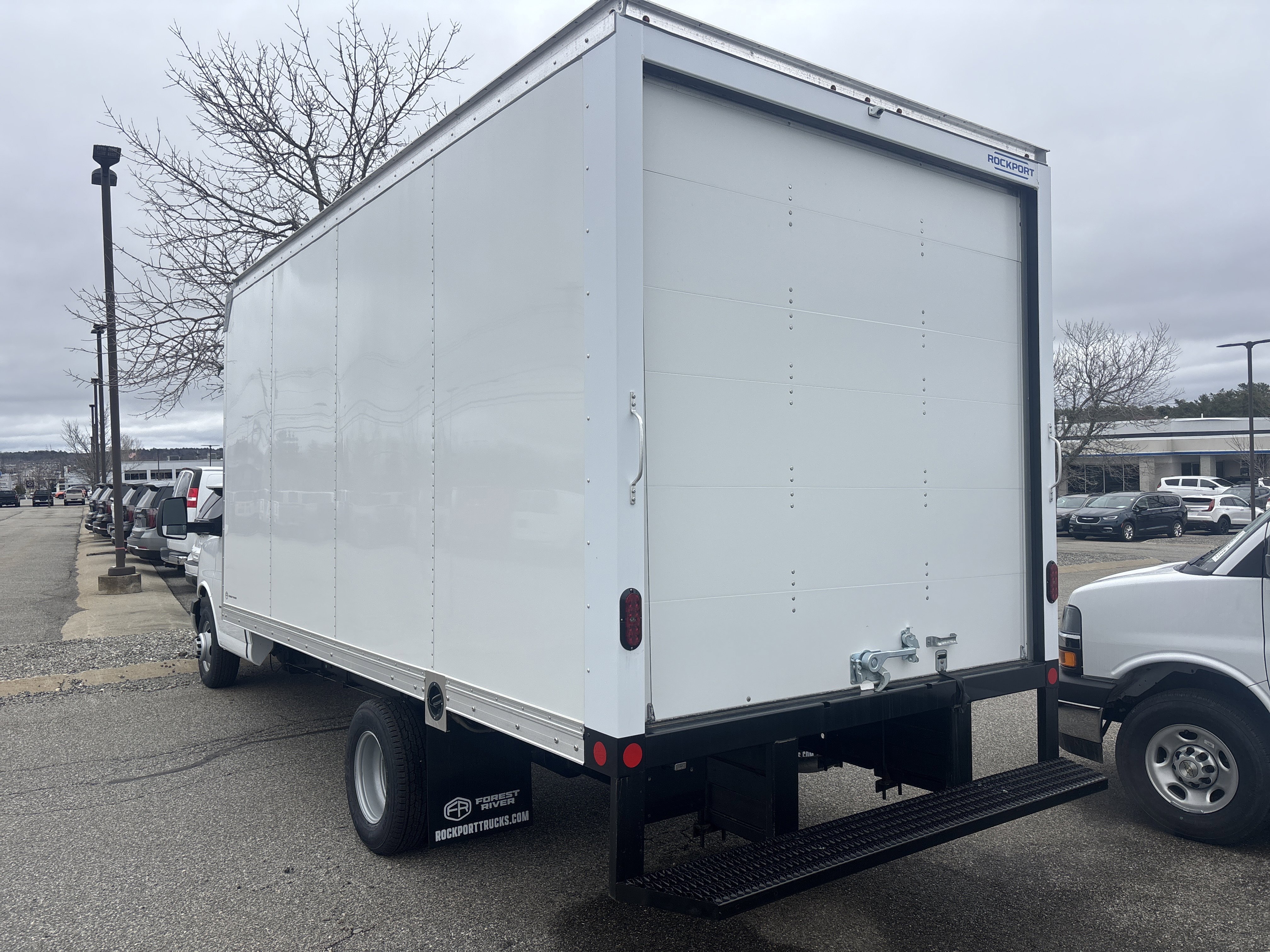 New 2026 Summit White Chevrolet 1WT image 3
