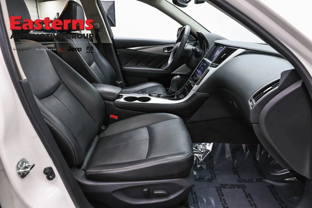 Used 2023 White INFINITI LUXE image 27