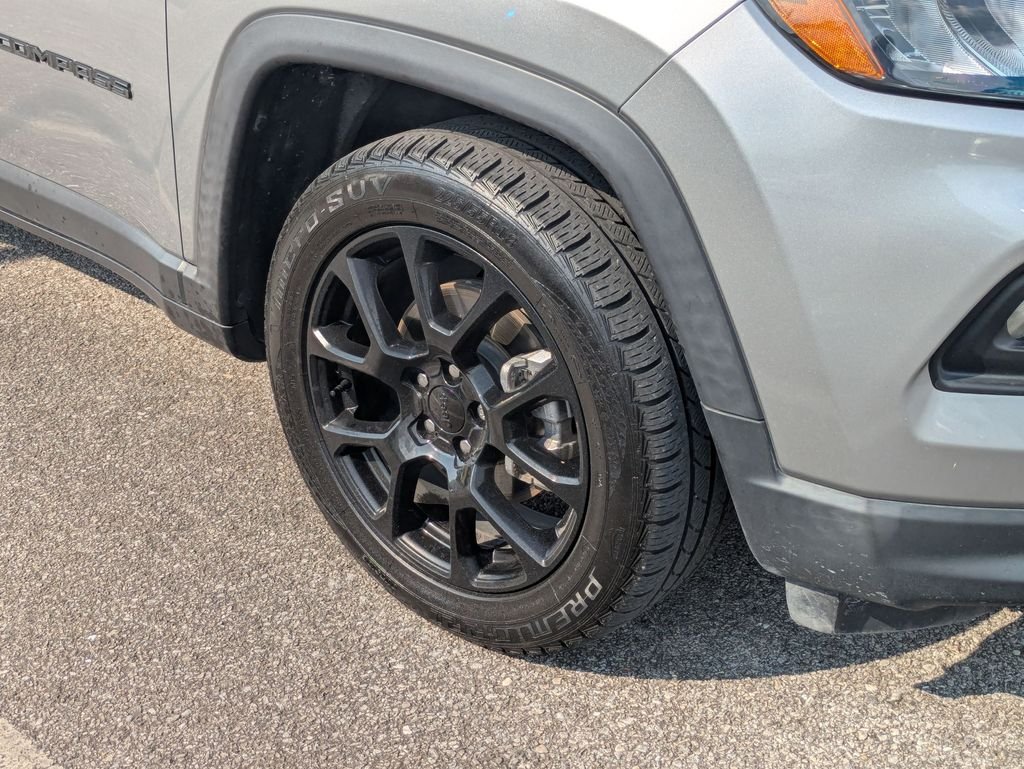 Used 2022 Silver Jeep Latitude image 5