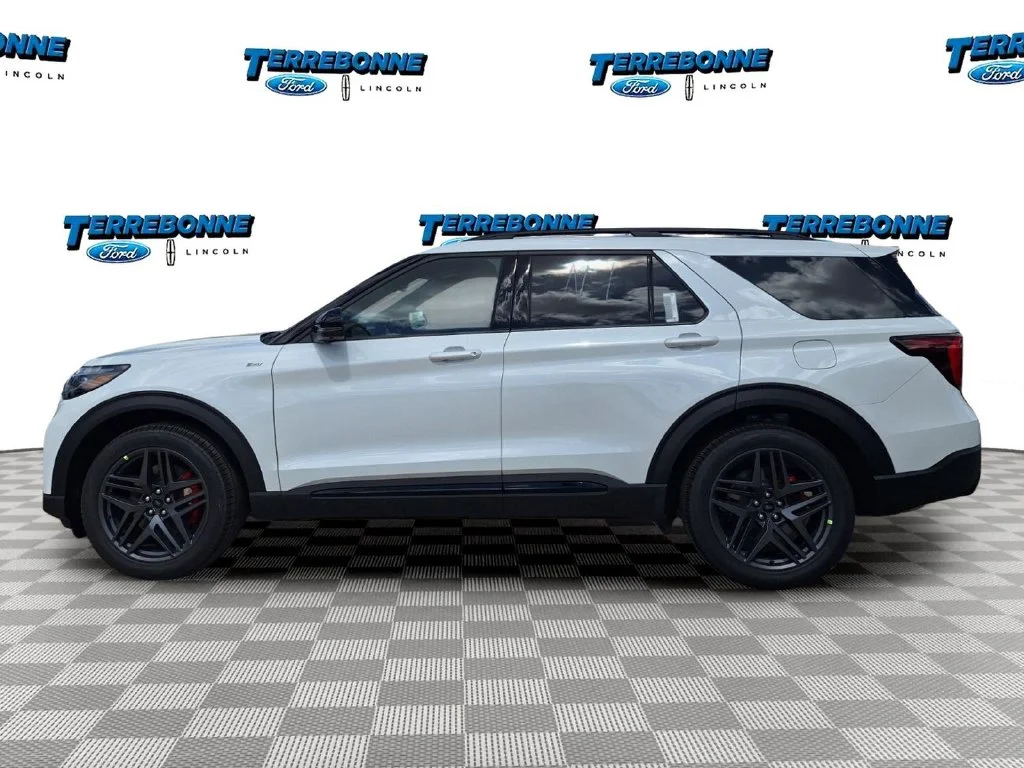 New 2027 Star White Metallic Tri-Coat Ford ST-Line image 8