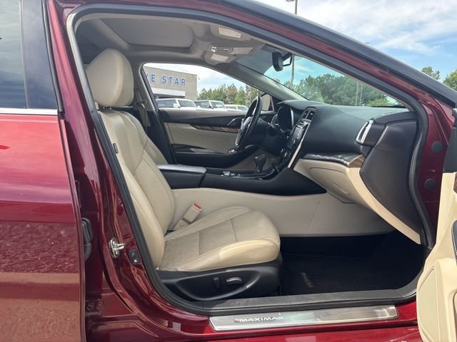 Used 2016 Red Nissan Platinum image 20