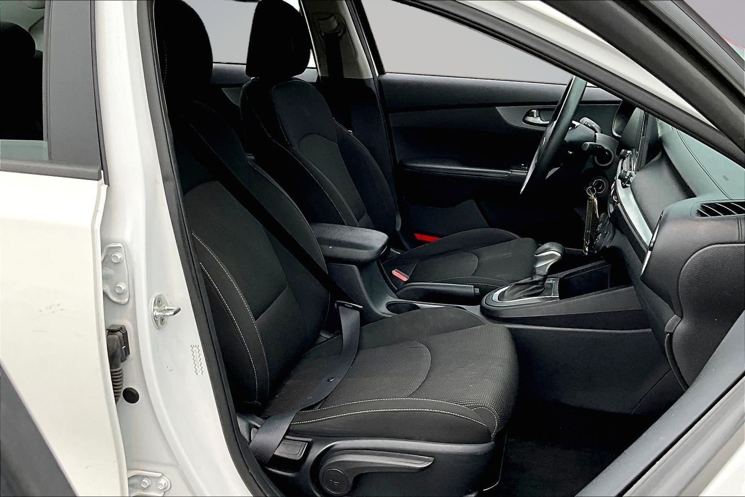 Used 2021 White Kia LXS image 24