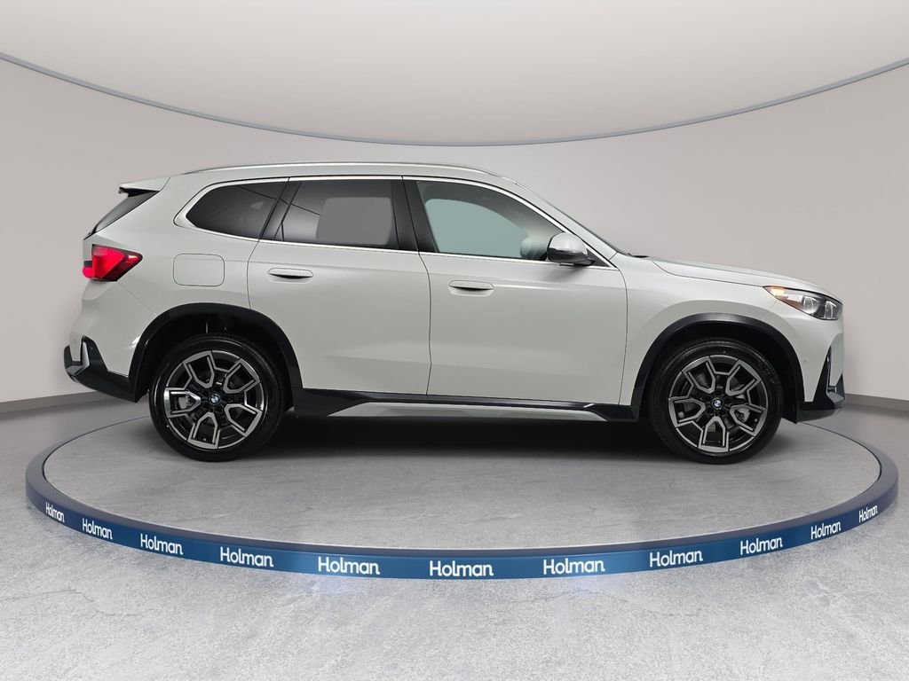 New 2026 Mineral White Metallic BMW xDrive28i image 4