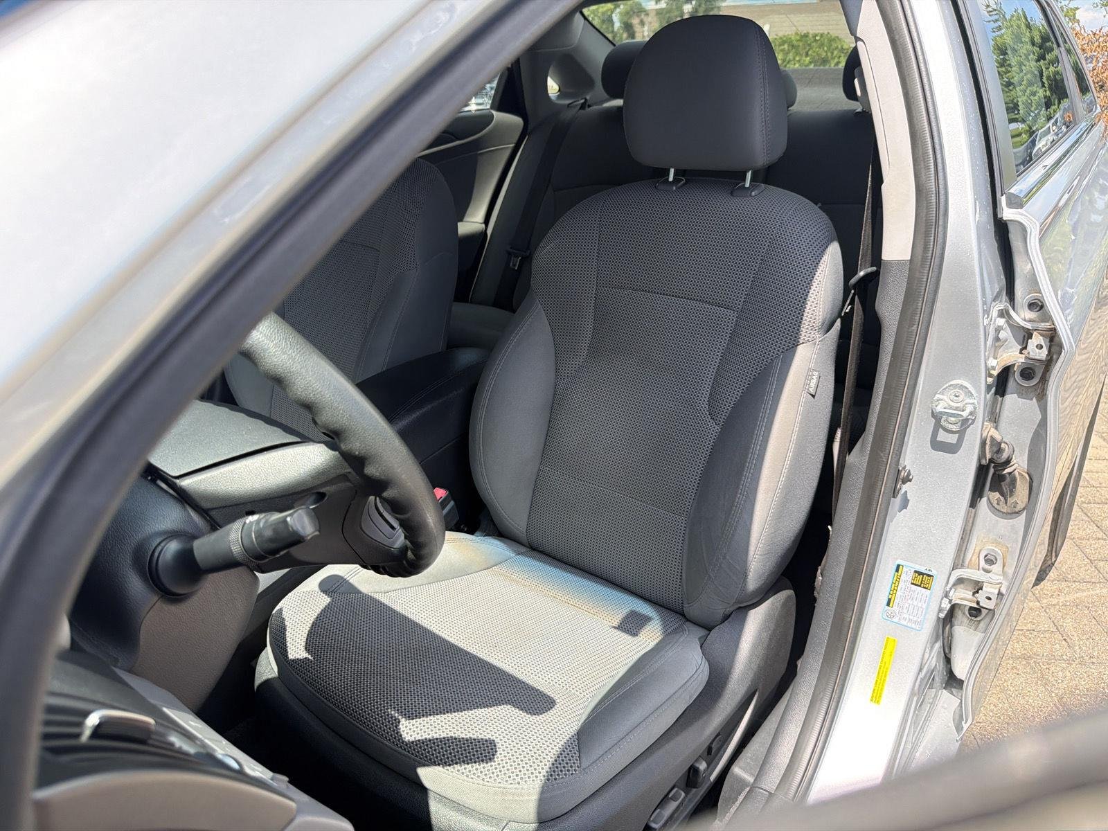 Used 2014 Radiant Silver Metallic Hyundai GLS image 12