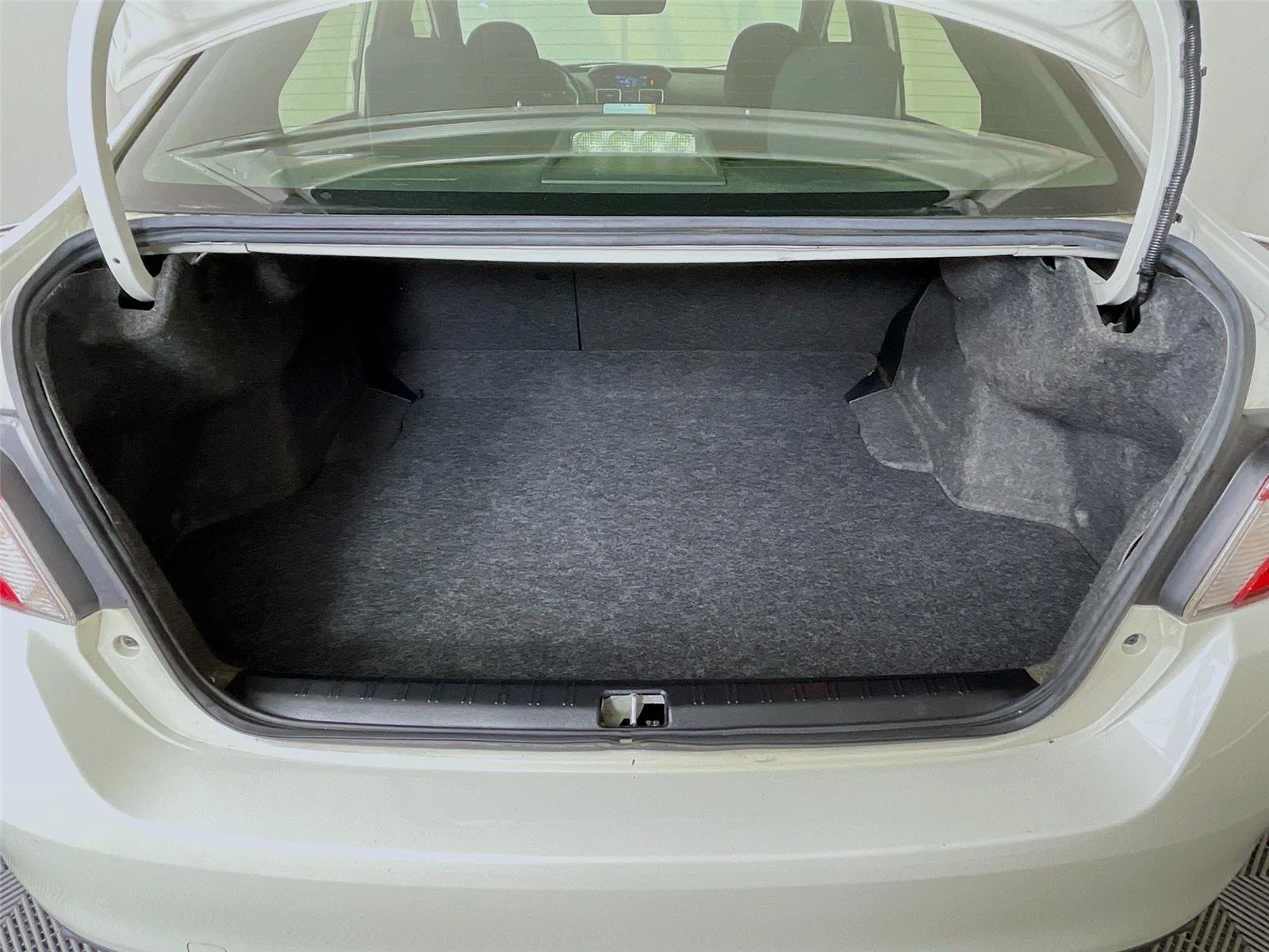 Used 2019 Crystal White Pearl Subaru Premium image 29