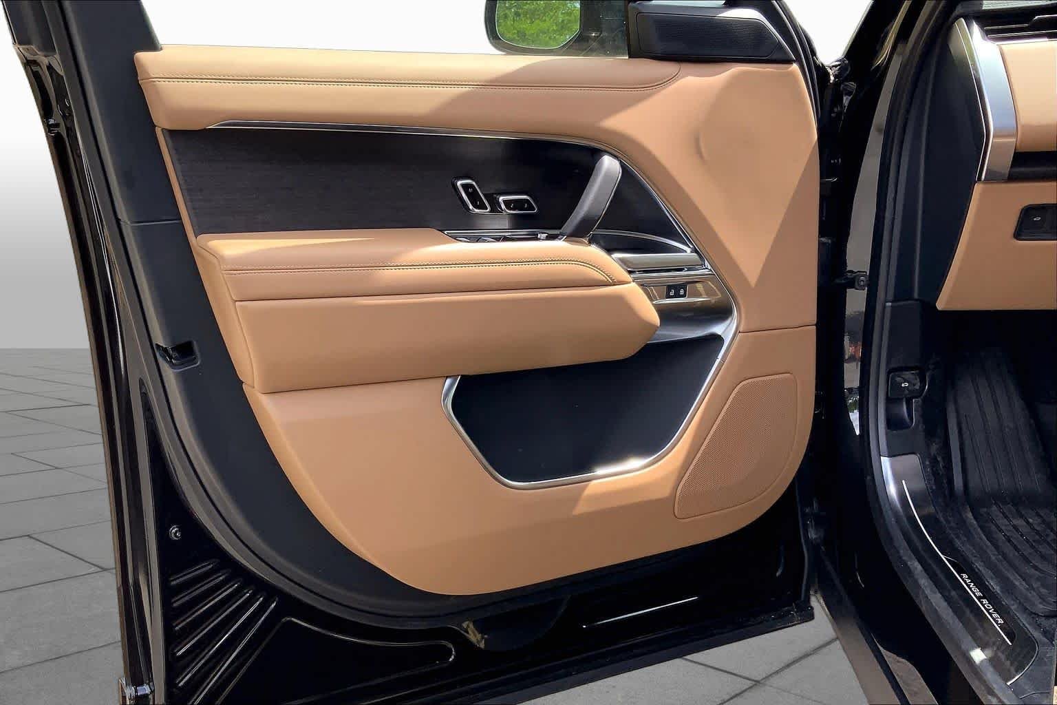 New 2026 Santorini Black Land Rover SE image 11