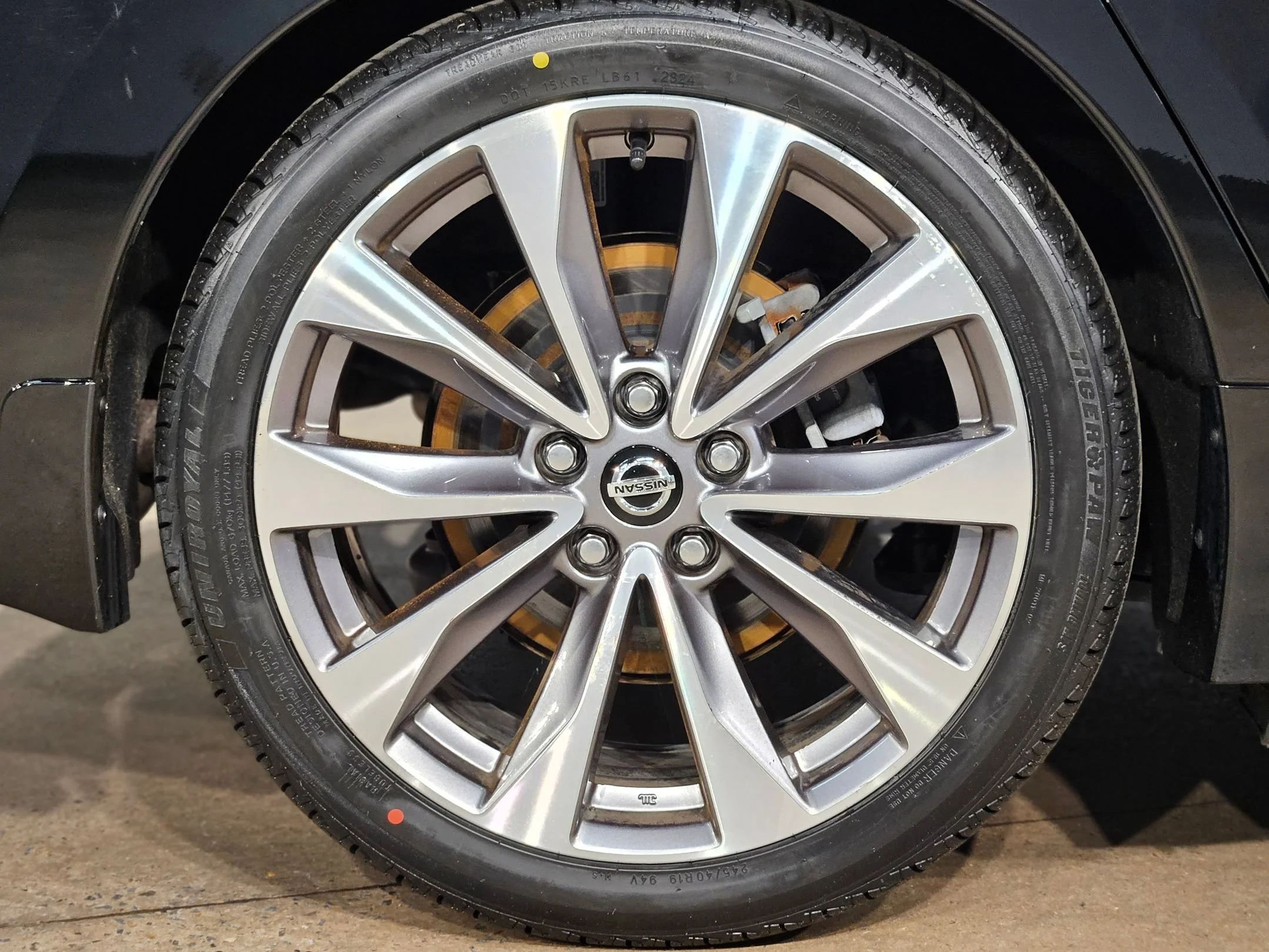 Used 2020 Super Black Nissan Platinum image 17