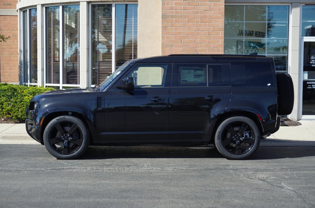 New 2026 Santorini Black Land Rover X-Dynamic SE image 2