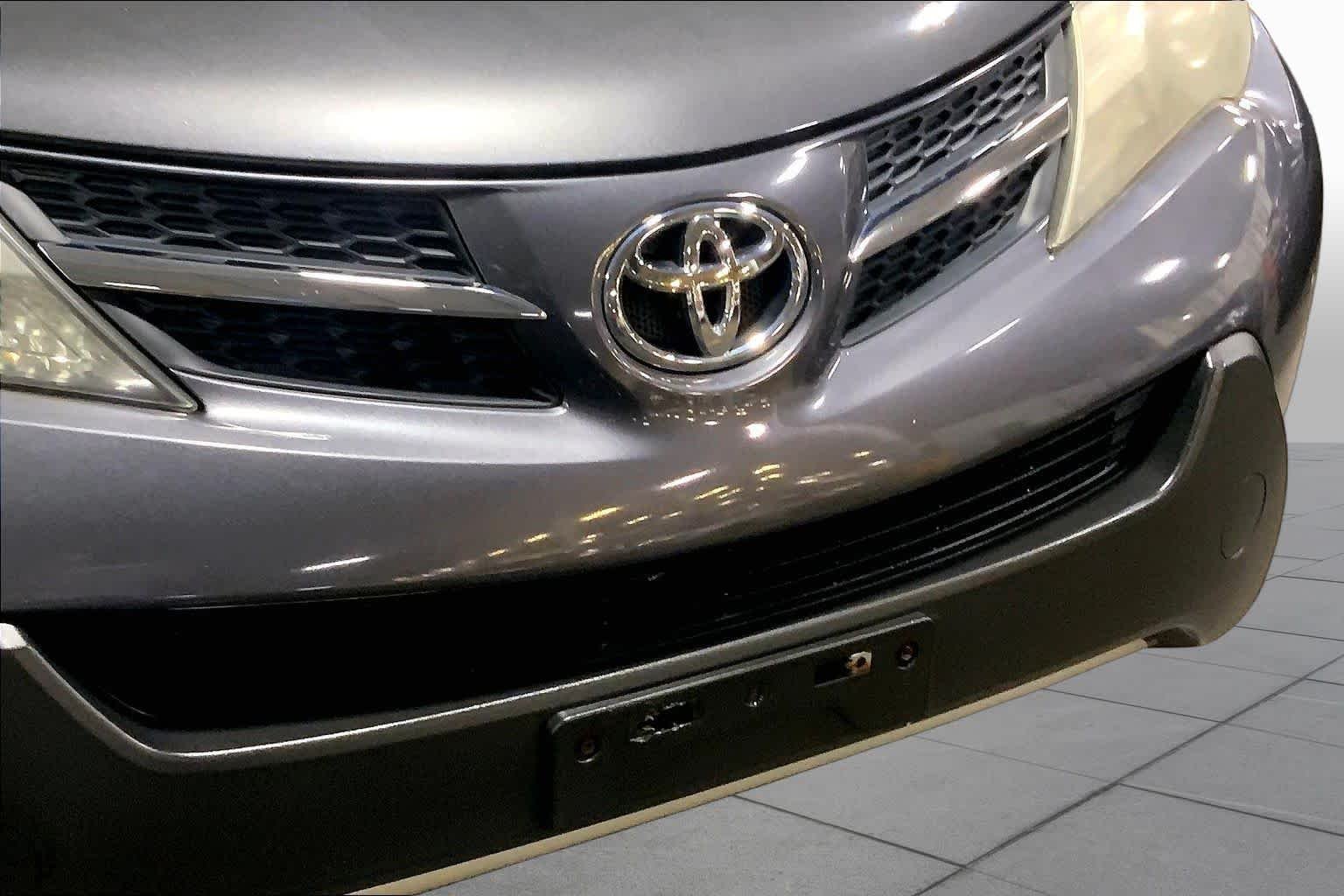 Used 2014 Magnetic Gray Metallic Toyota XLE image 30