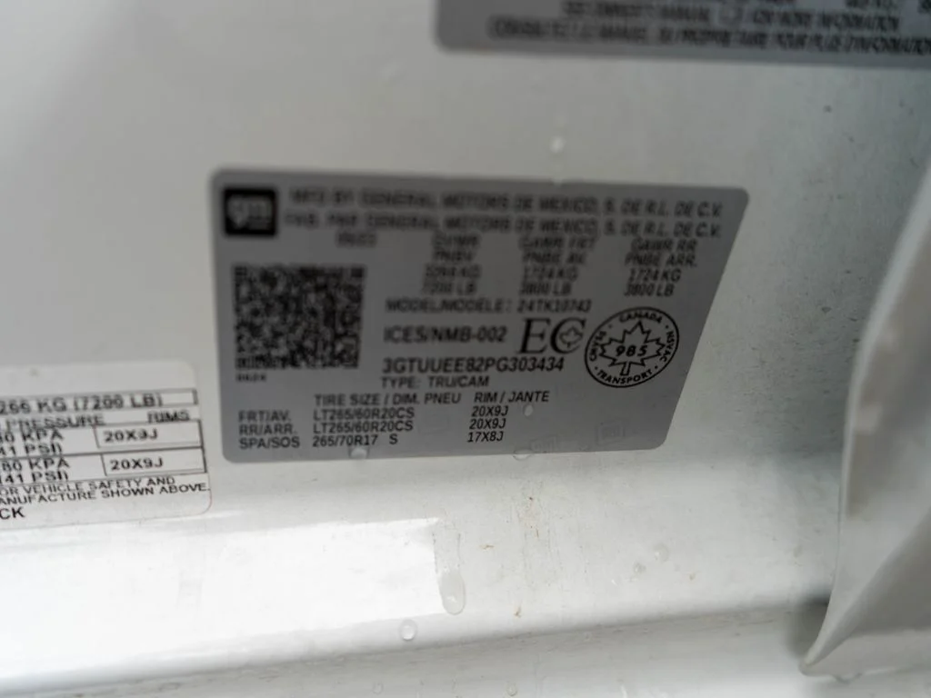 Used 2023 White GMC AT4 image 30