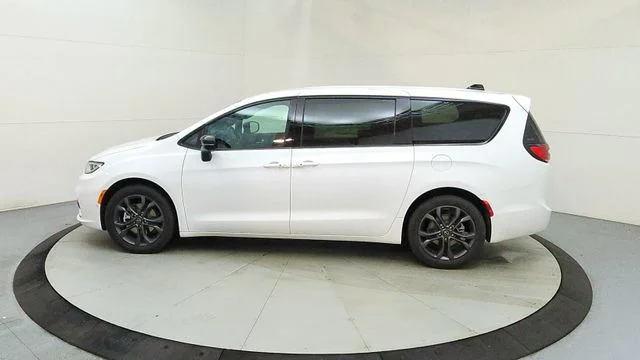 New 2026 Bright White Clear-Coat Exterior Paint Chrysler Select image 6