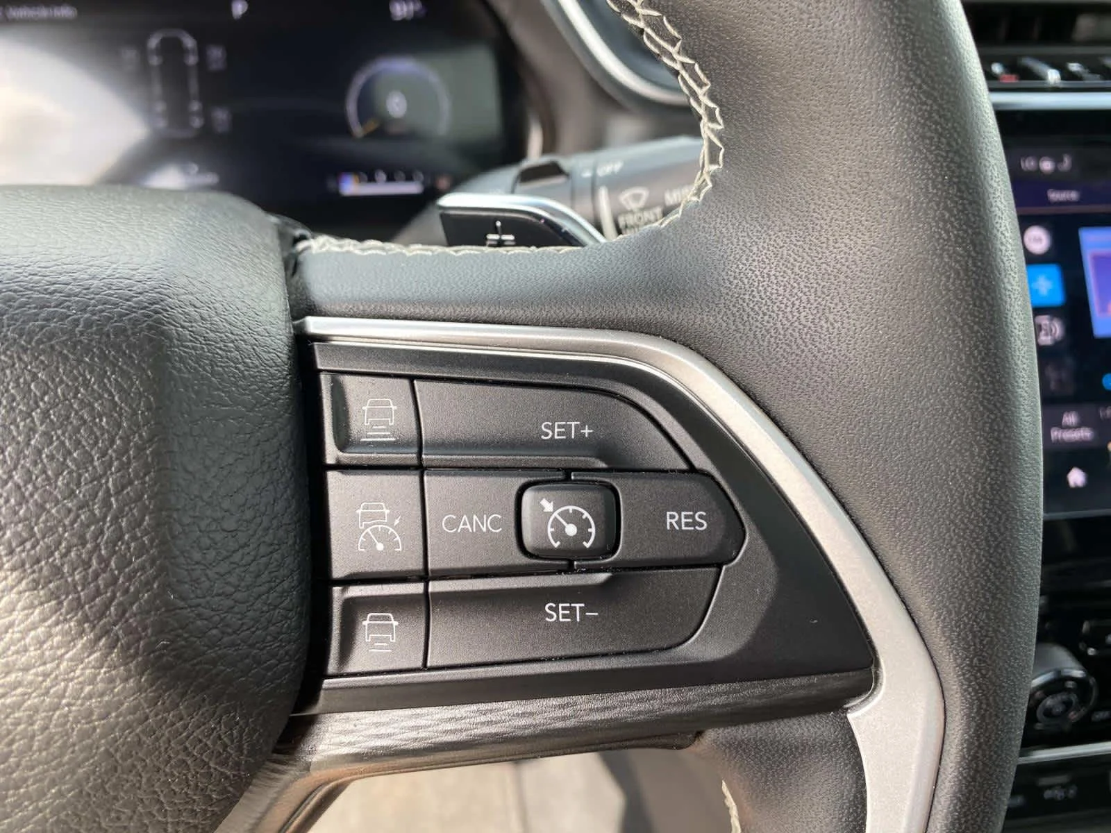 Used 2023 Baltic Gray Metallic Clearcoat Jeep Altitude image 18