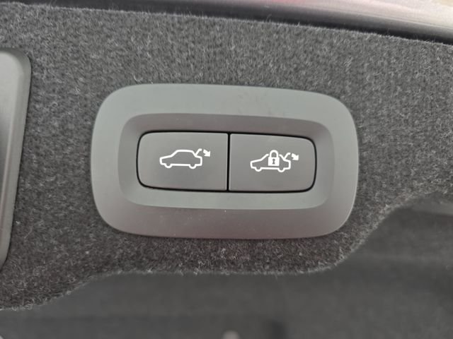 Used 2018 Gray Volvo T5 Momentum image 33
