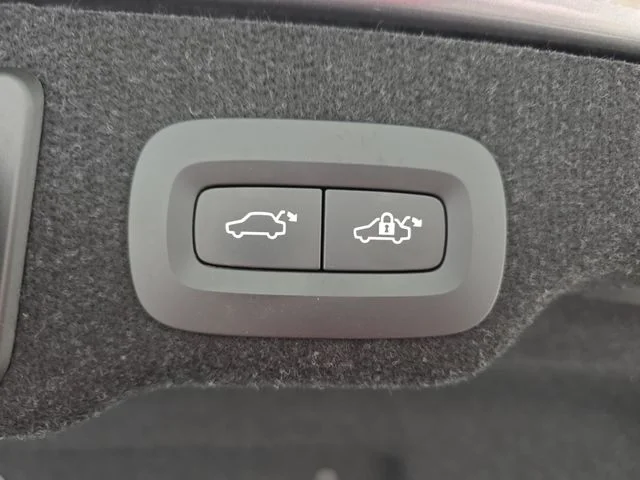 Used 2018 Gray Volvo T5 Momentum image 33