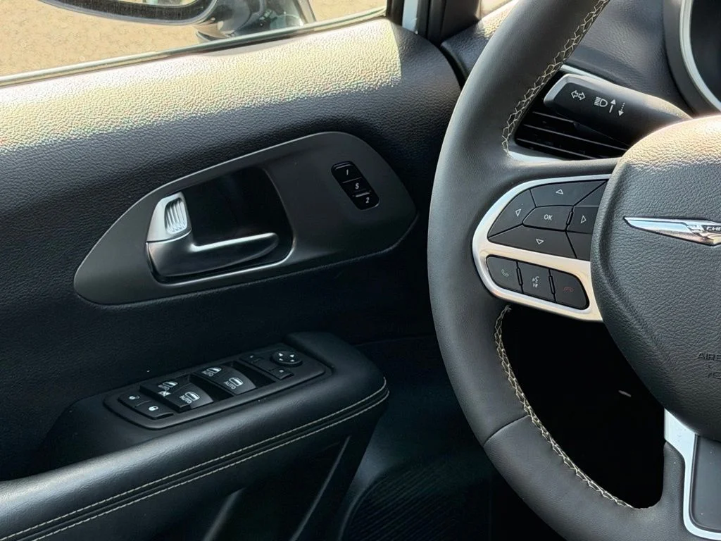 Used 2025 White Chrysler Select image 12