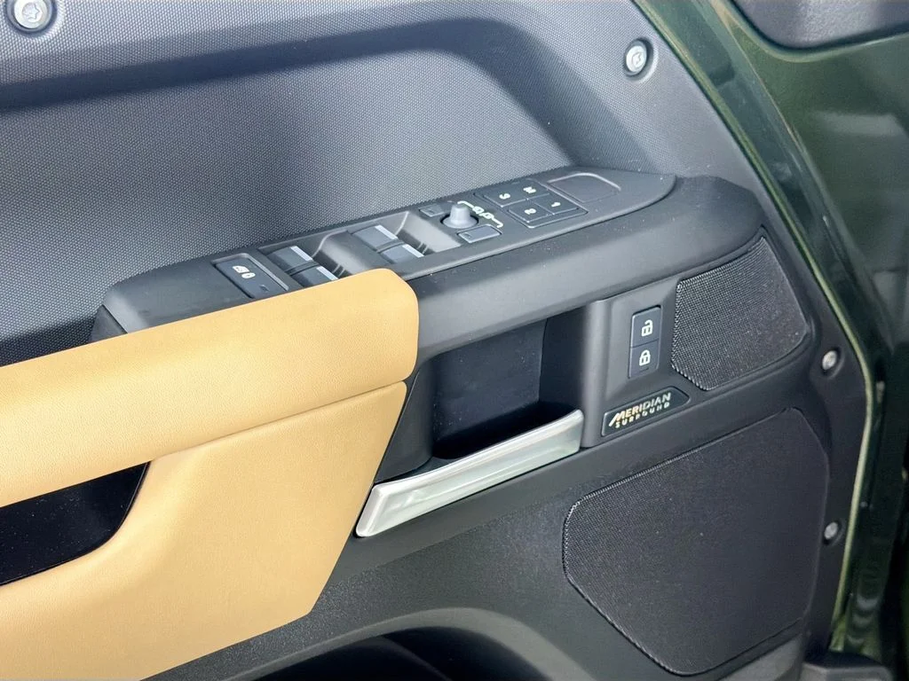 New 2026 Woolstone Green Land Rover X-Dynamic SE image 18