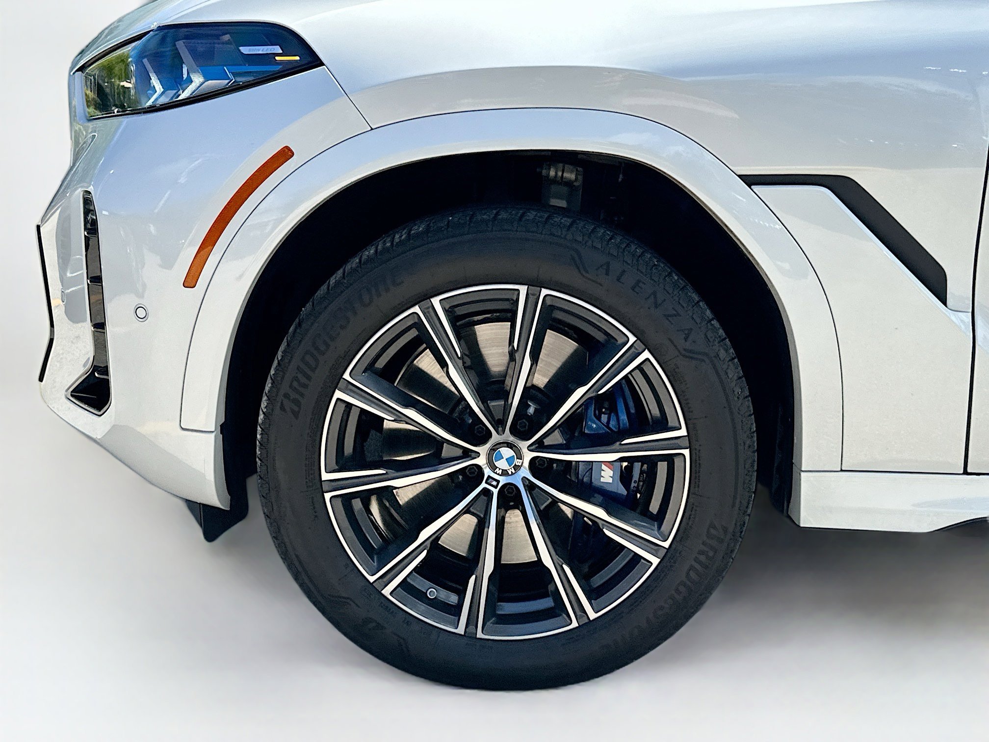 Used 2026 White Metallic BMW M60i image 29