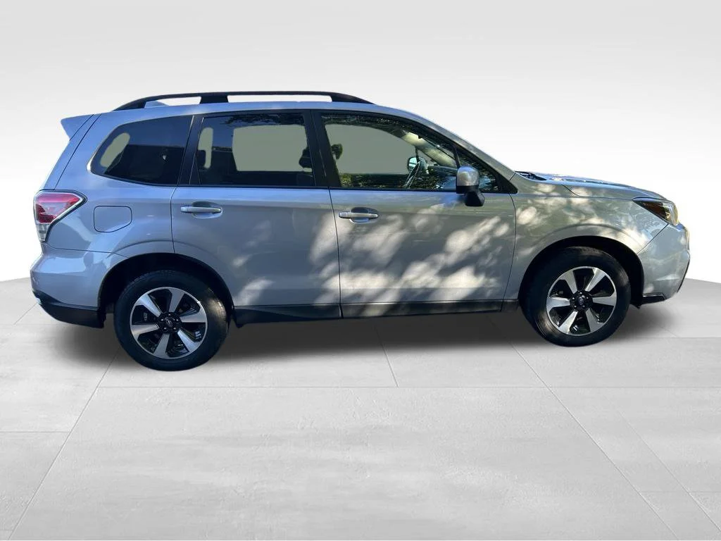 Used 2018 Silver Subaru 2.5i Premium image 9