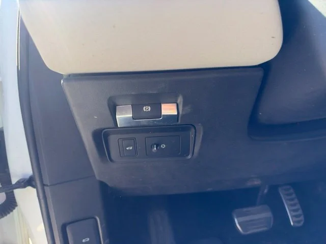 Used 2022 White Land Rover R-Dynamic SE image 19
