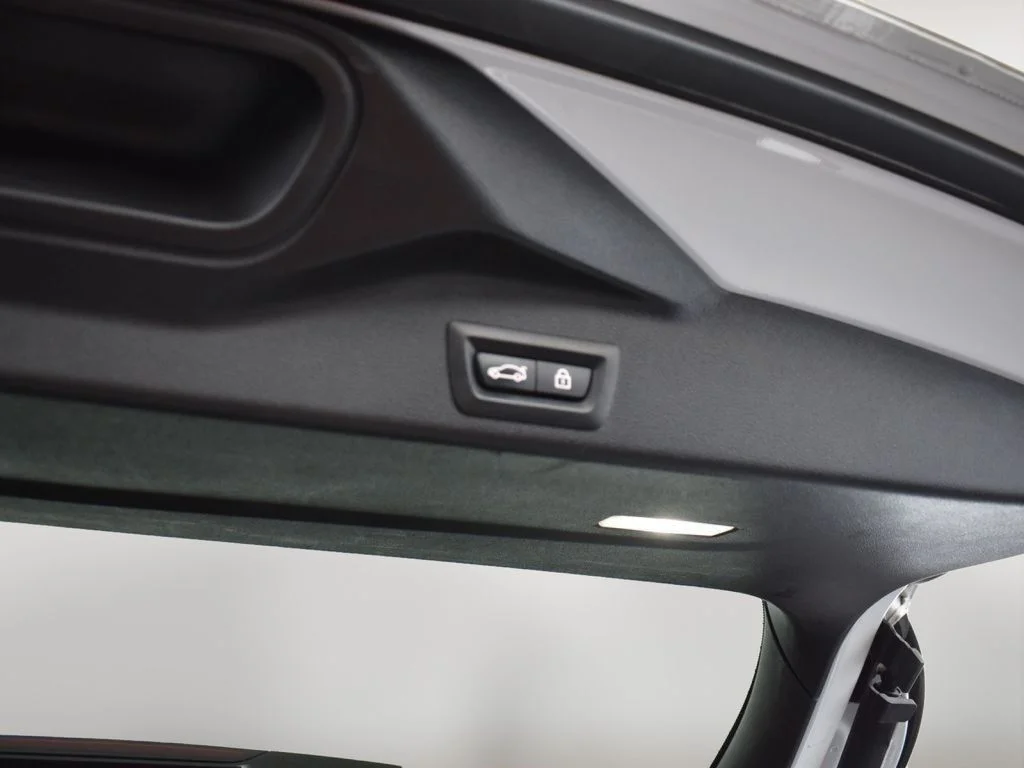Used 2022 White BMW sDrive40i image 27
