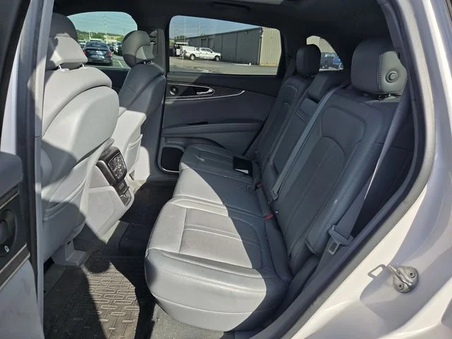 Used 2019 White Lincoln Reserve image 7